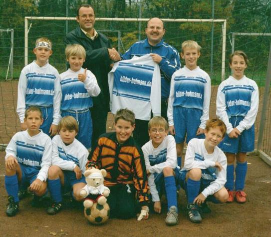 Sponsor G. Hofmann mit E1-Jugend bei der Trikotbergabe an den Jugendleiter Dr. O. Ort